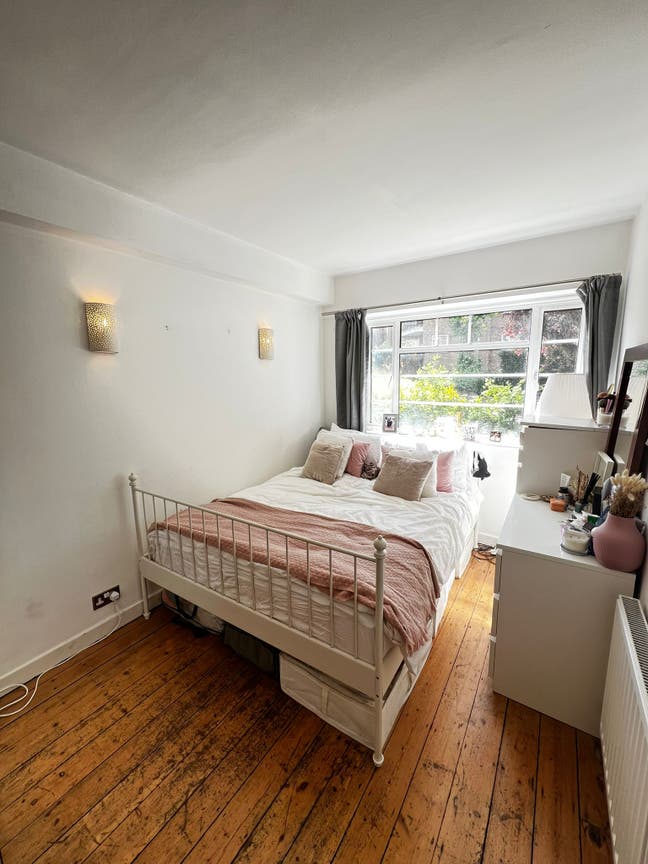 Double Room in Friendly Richmond Hill Flat  Main Photo