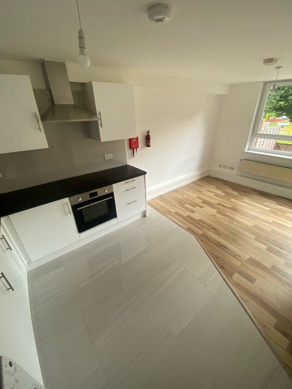 1Single Room Available in Surrey Quays Main Photo