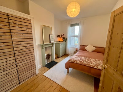 Garden-facing room in cosy Easton home Main Photo