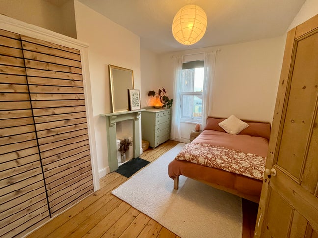Garden-facing room in cosy Easton home Main Photo