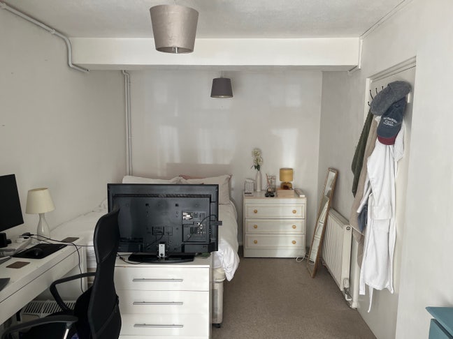 Sunny Double in a Friendly Ealing Home  Main Photo