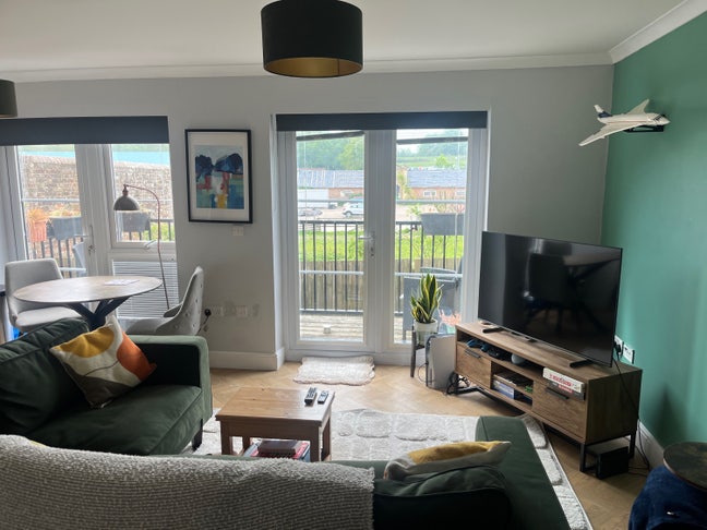 Quiet double room in gated community  Main Photo