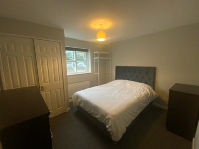 Spacious double bedroom in modern apartment Main Photo