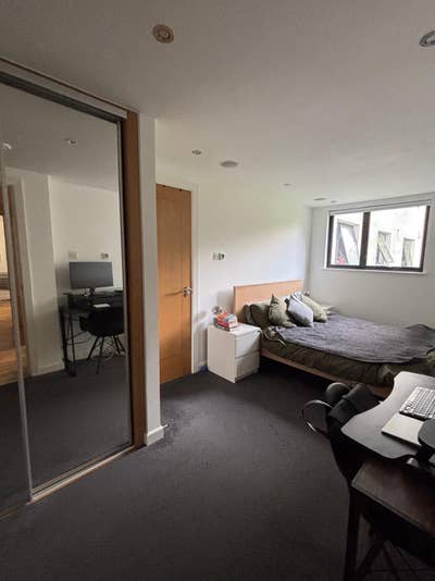 Double Room with Ensuite Two Minutes from Station Main Photo