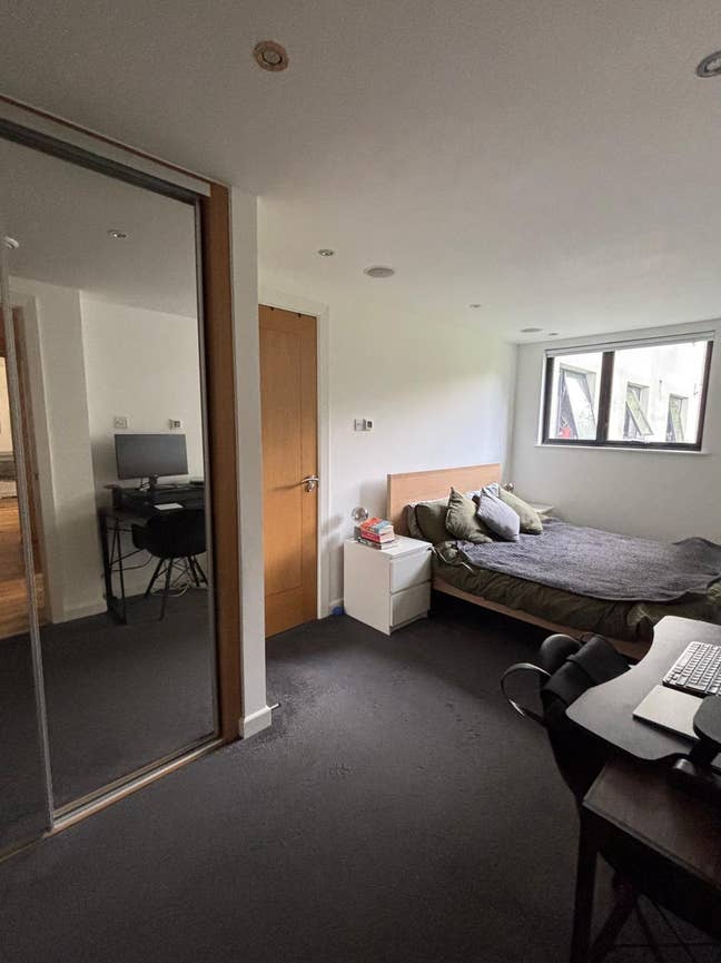 Double Room with Ensuite Two Minutes from Station Main Photo