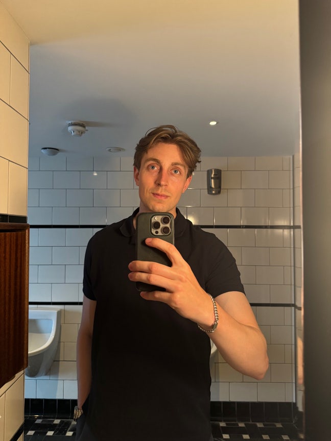 Professional Male seeks a single or double room Main Photo