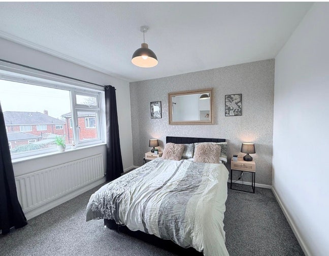 Bright  room close to hospital  Main Photo