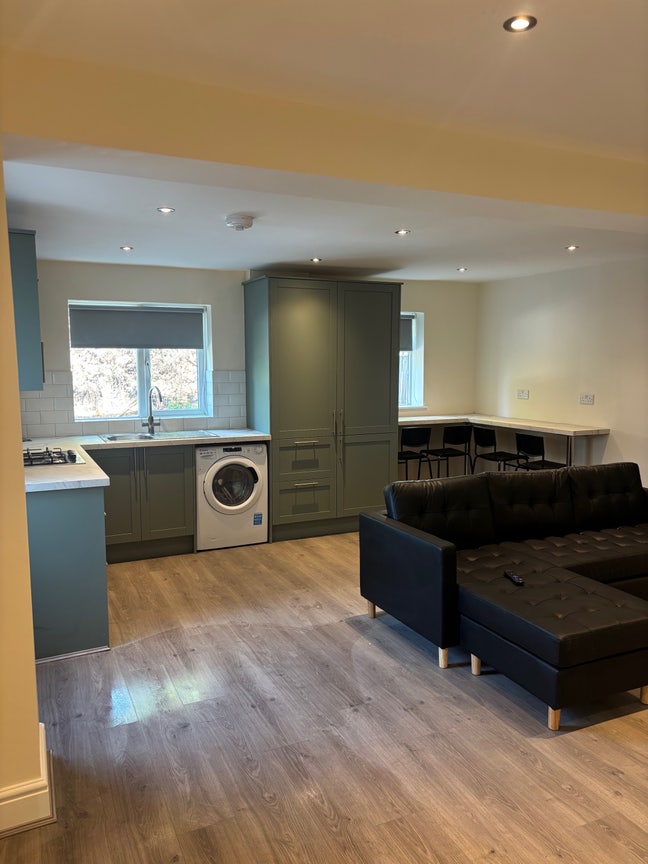 Newly Refurbished 4 Bed House with En-Suites  Main Photo