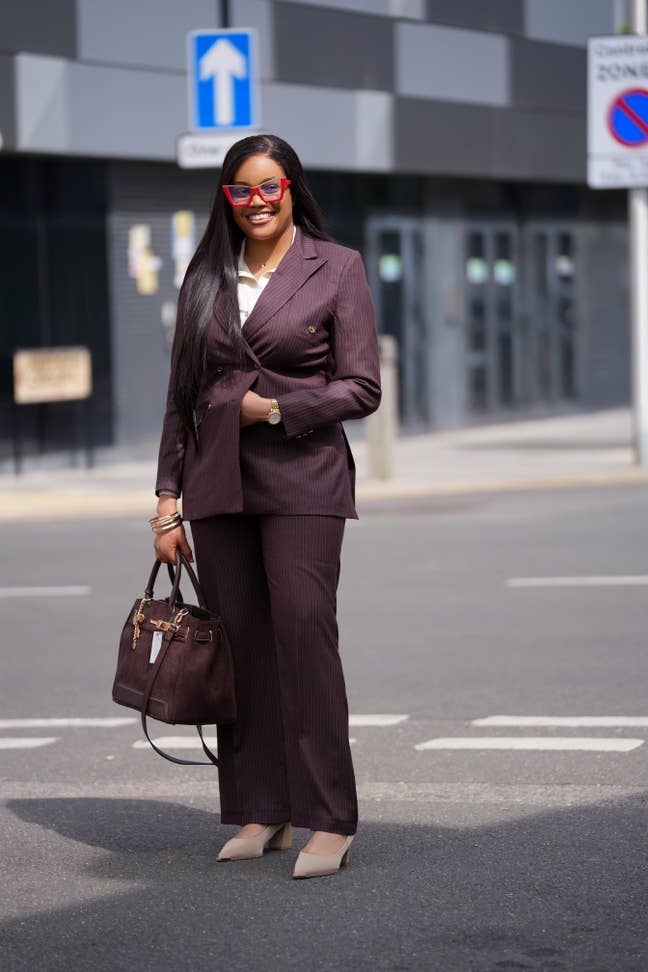Hi, I'm Vera, a working professional looking ... Main Photo