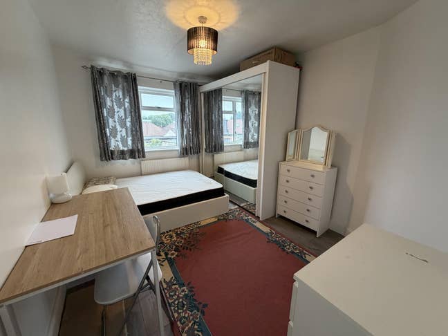 Large double room Mitcham Eastfield Station Main Photo