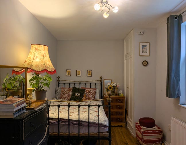 Room in quite house next to station  Main Photo
