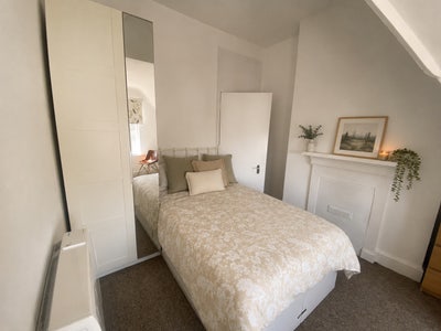 Town Centre Double 5 Mins from Beach Main Photo
