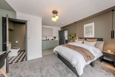 New High-End Rooms✨️ Central Location | Parking  Main Photo
