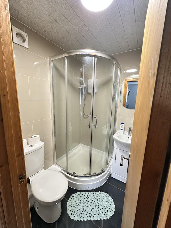 Double Room with Ensuite- Female only Accomm. Main Photo