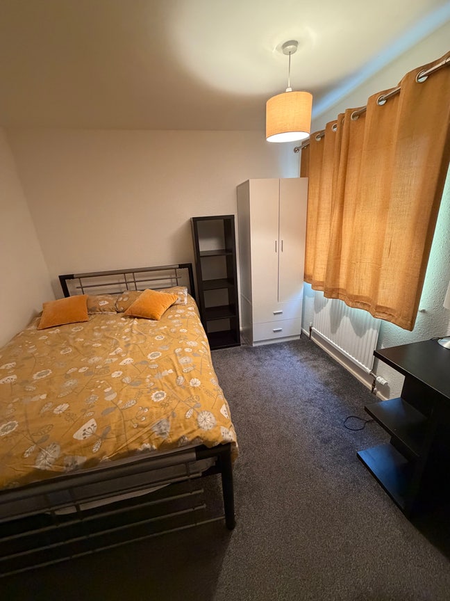 Double bedroom by Queen Elizabeth Hospital  Main Photo