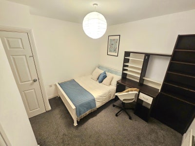 Ensuite Room - Great location in Filton Main Photo