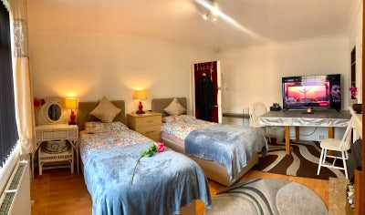 Spacious rooms in Irvine ground floor with street  Main Photo