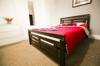 🏡 Spacious Double Room!!  ! All Bills Included 💸 Main Photo