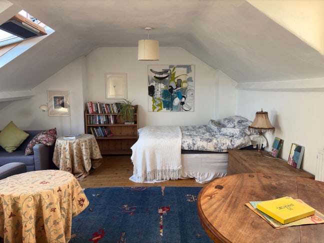 Huge  Room with sitting area. Mon-Friday only. Main Photo
