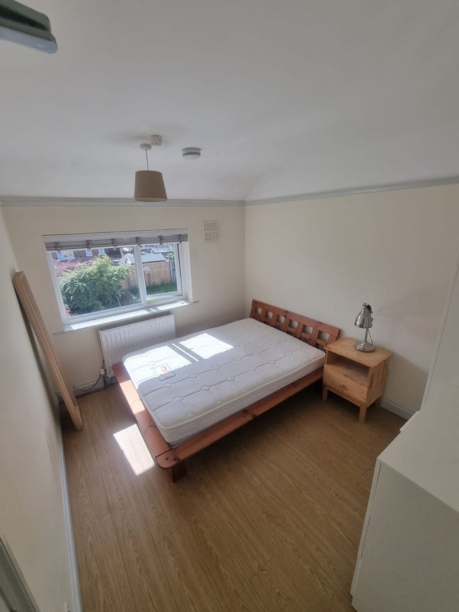 Lovely Double room in a modern & Friendly House Main Photo