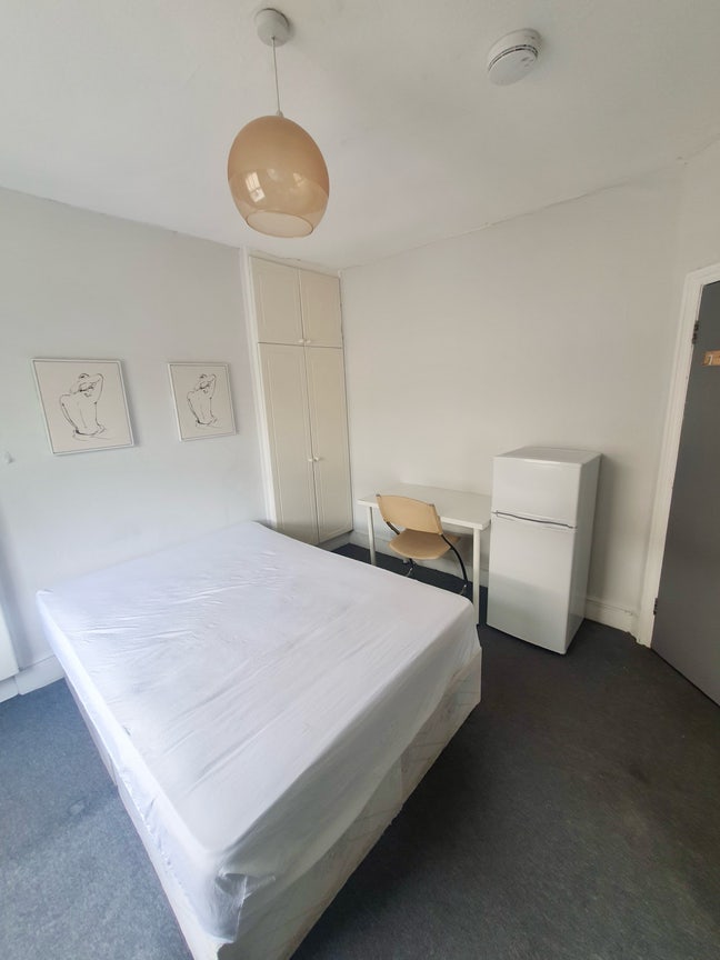  BIG  Double  room  available  now–  NW2  Main Photo