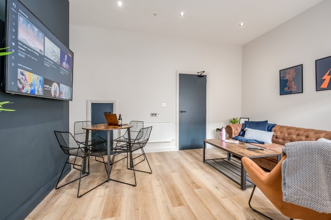 Spacious En-Suite Room in BT6 HMO - 1st July! Main Photo