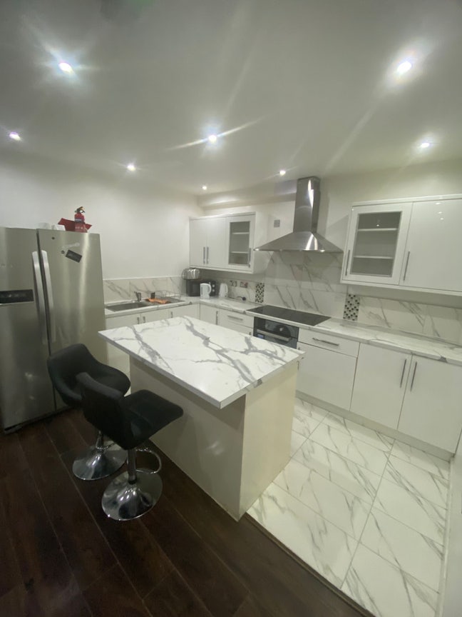 1 bed space available in a double bedroom Main Photo