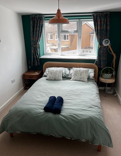 Double room to rent by train station Main Photo