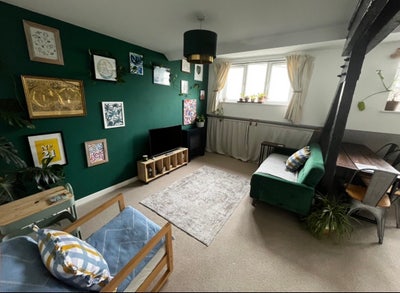 Double room to rent by train station Main Photo