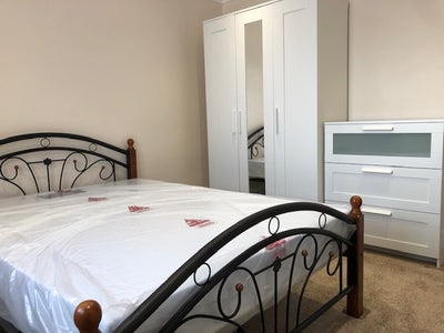 Double Room in West Green Drive Main Photo