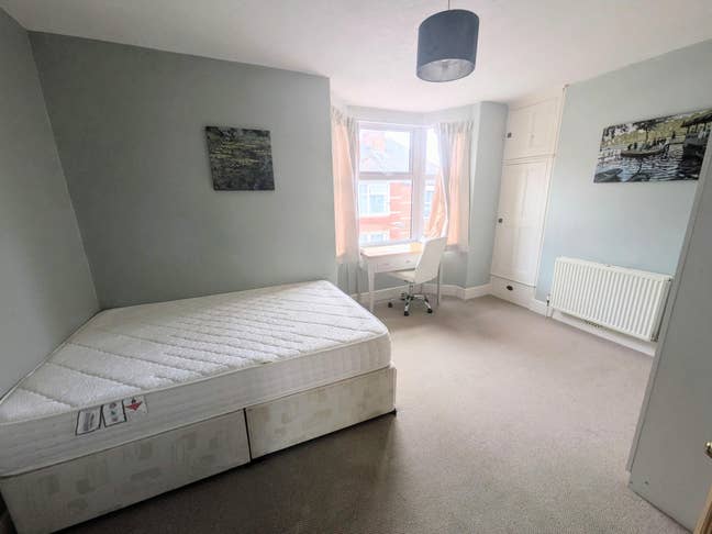 Four rooms to rent in large house by city centre  Main Photo