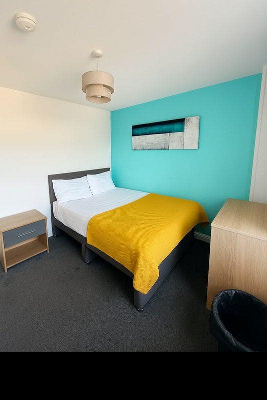 Bright room walking distance to the City Hospital  Main Photo