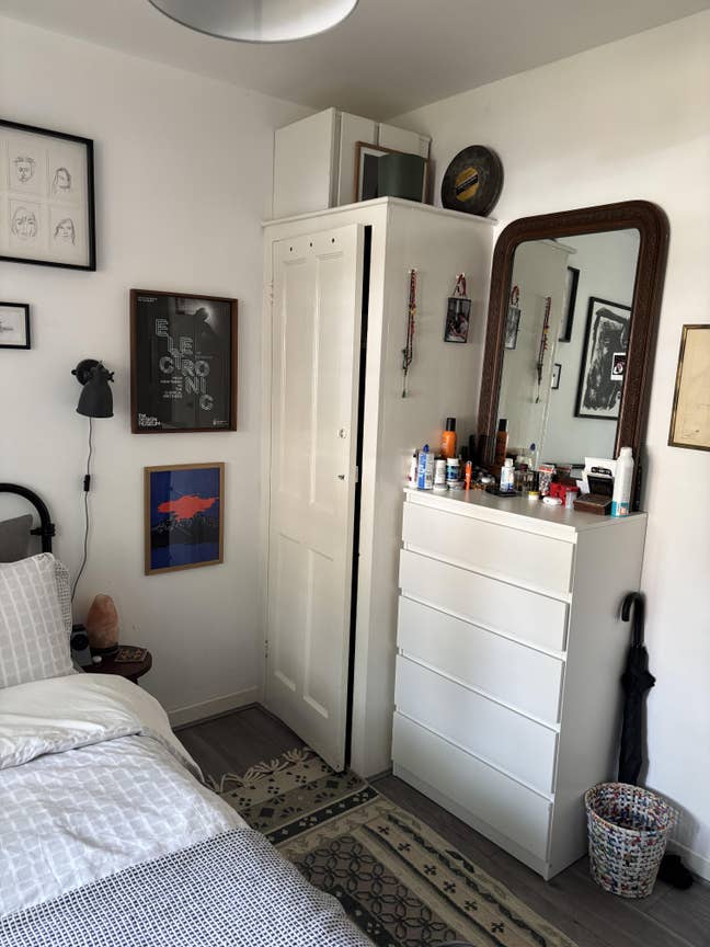 Comfortable Double Room - Great Location! Main Photo