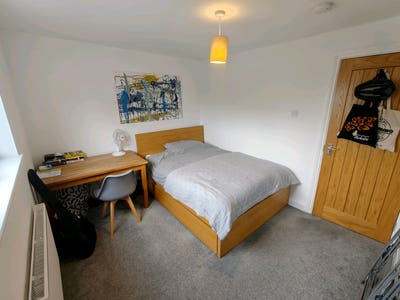 Newly refurbished double room in professional HMO Main Photo