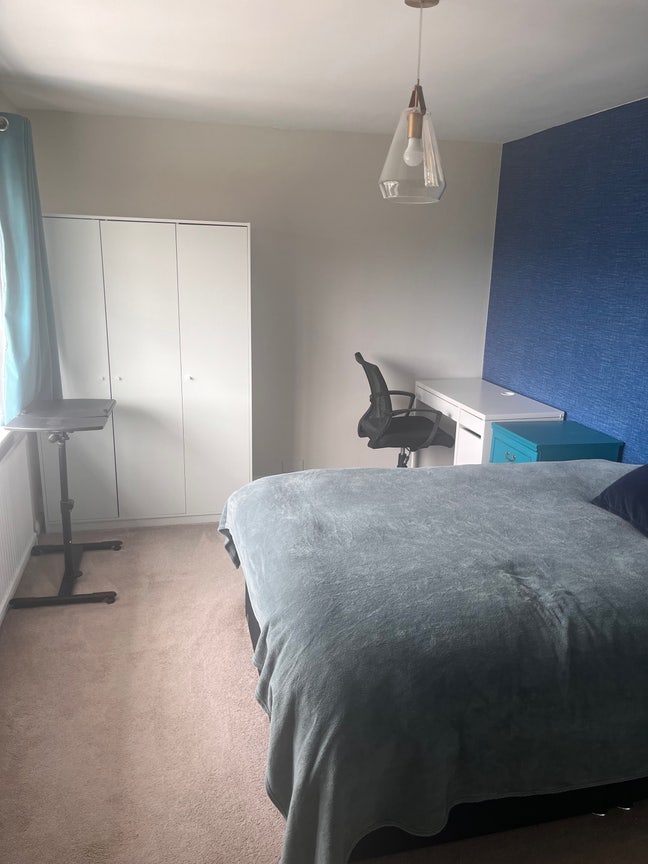 Large double room in a beautiful friendly home Main Photo