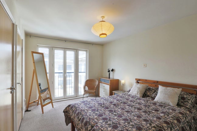 Excellent apartment located in the Mailbox Main Photo