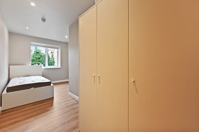 Refurbished ensuite rooms close to the Station Main Photo