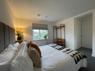 Large double room available NR1 Main Photo