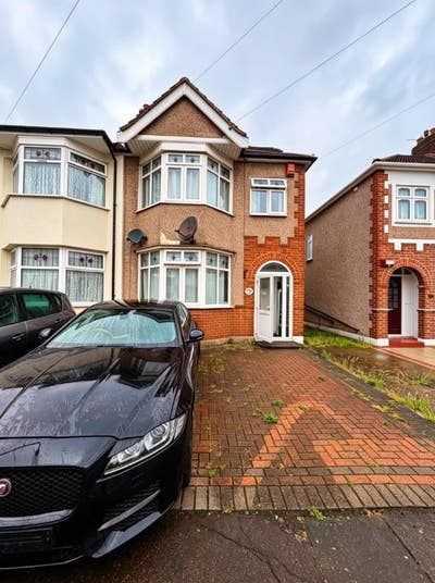 Bright 4-Bed House with Garden & Parking Main Photo