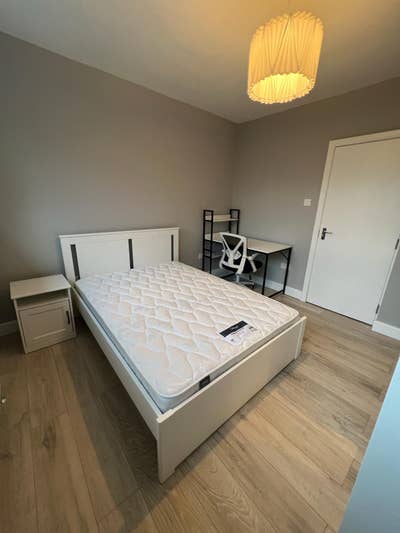 🌟 Ensuite Rooms Available in E14 | Private Balcon Main Photo