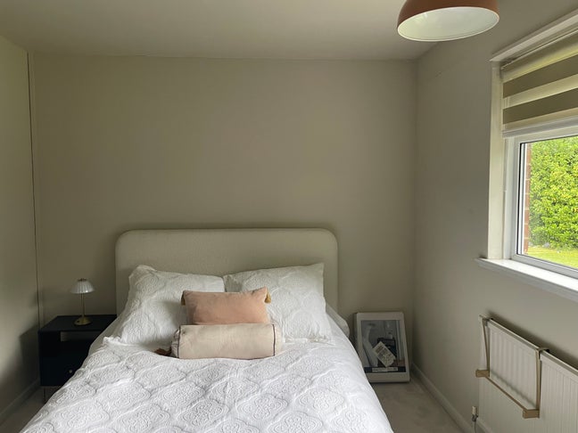 Double room, immaculate, for working female Main Photo