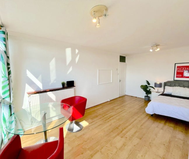 4 Spacious Rooms near the Jubilee Line - Top Floor Main Photo