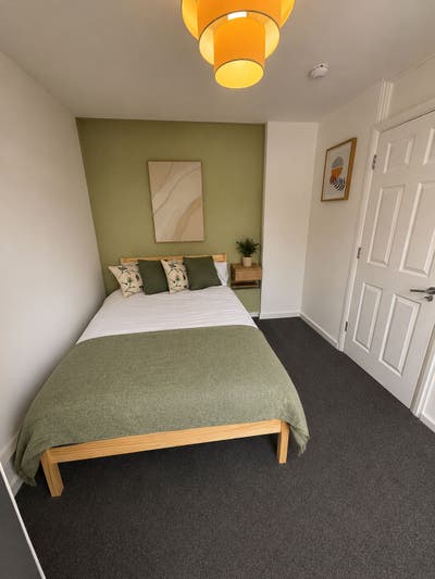 ⚡ Rare Find! Two En-Suite Rooms in Trendy Mile End Main Photo
