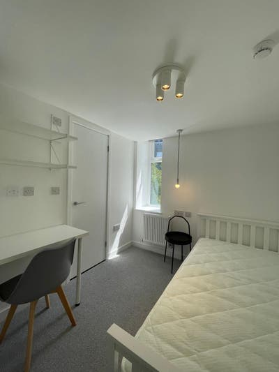 Modern Double En Suite Room in Halifax Main Photo