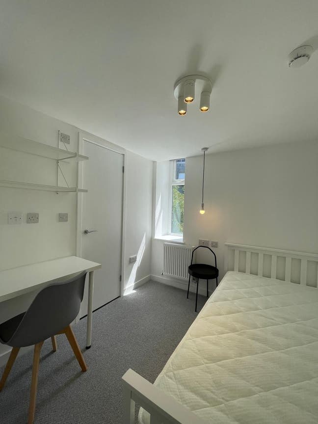 Modern Double En Suite Room in Halifax Main Photo
