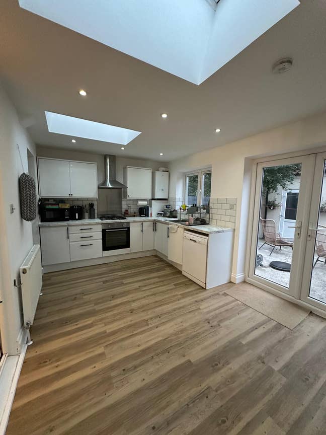 Short-term holiday accommodation available by week Main Photo