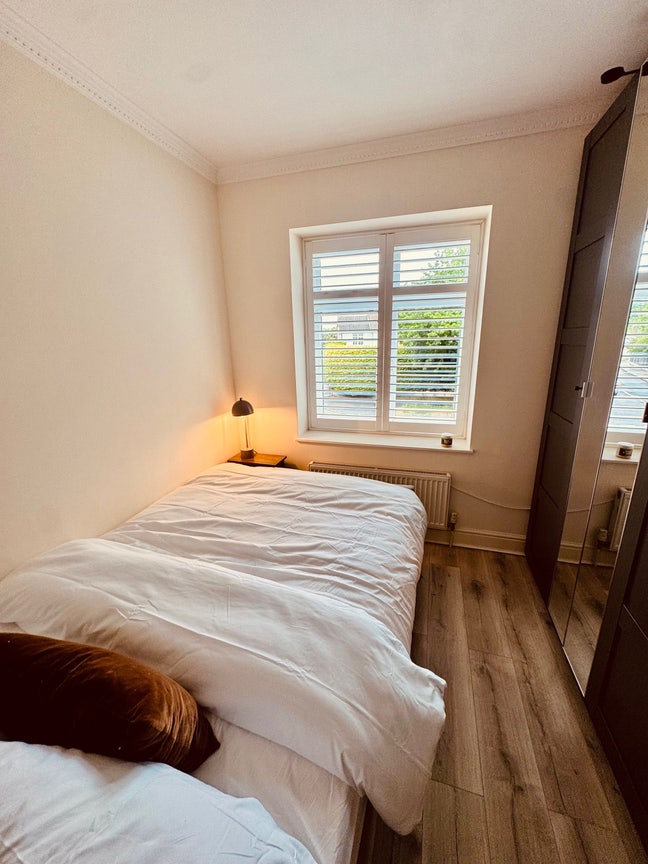 **Bedroom & Private Living Room in Two Bed House** Main Photo