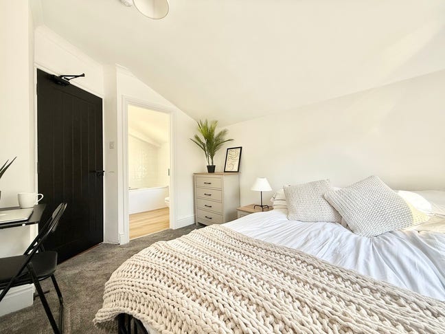 2 E/S Double Bedrooms - Sherborne Road - parking Main Photo