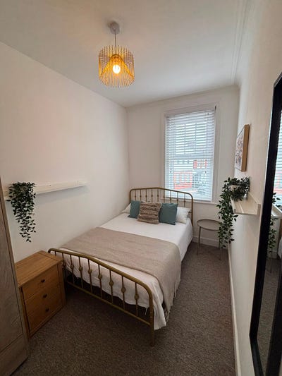 Furnished Room in Professional House Main Photo
