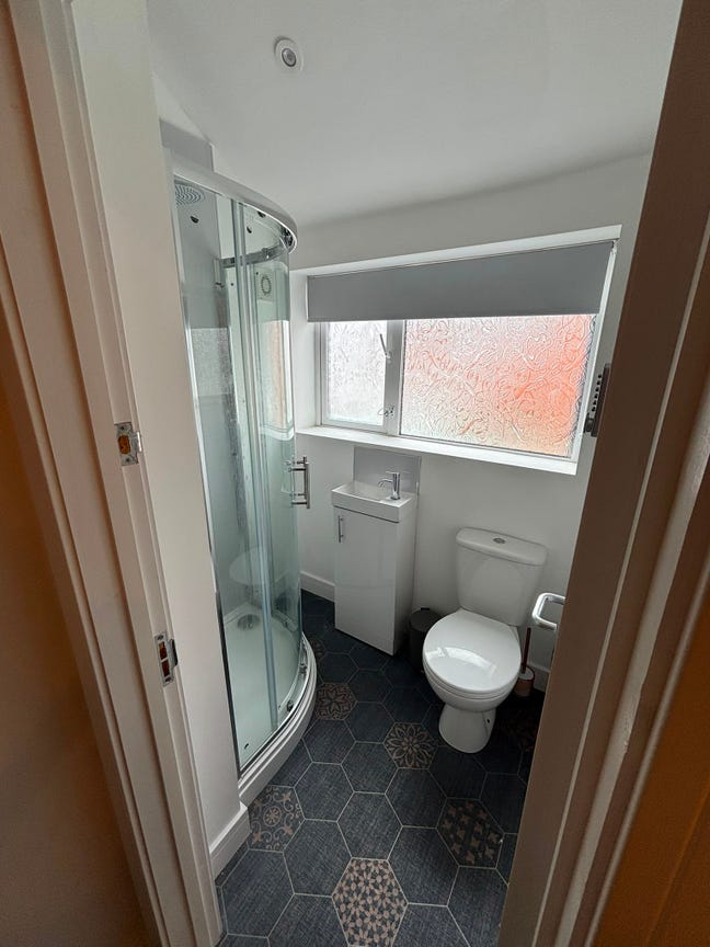 Own bathroom, all bills in, zero faff Main Photo
